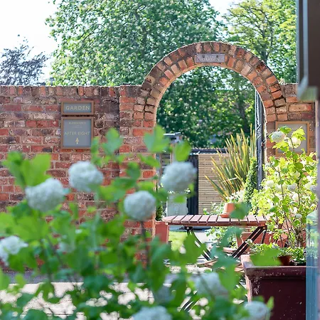 Отель Hotel Clementine 5*