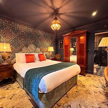 Clementine Hotel